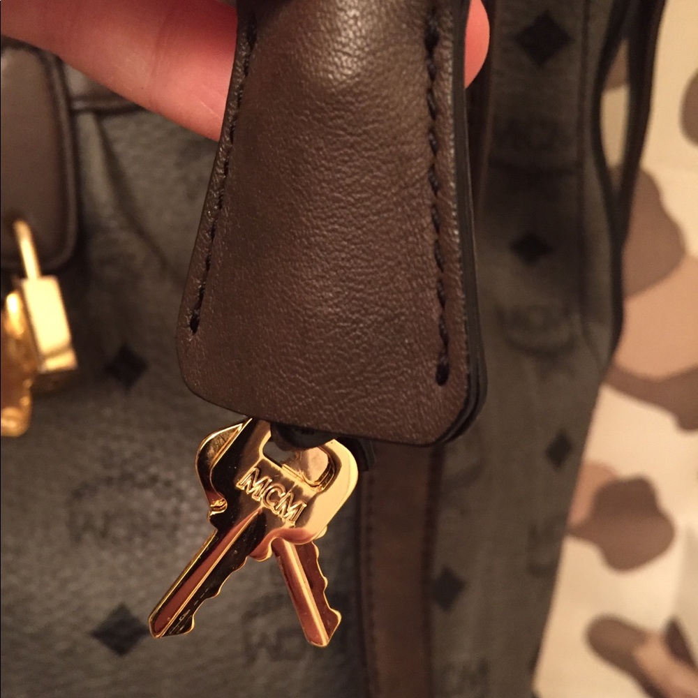 SOLD 🔐MCM🔐Locking Handbag - Picture 3 of 15